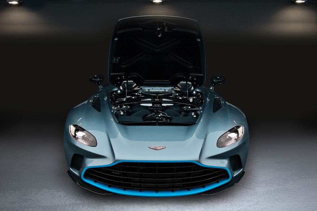 Aston Martin V12 Vantage 2025