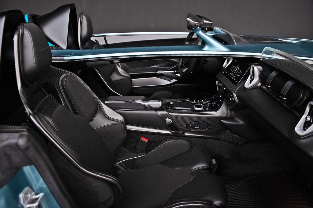 Aston Martin V12 Vantage 2025