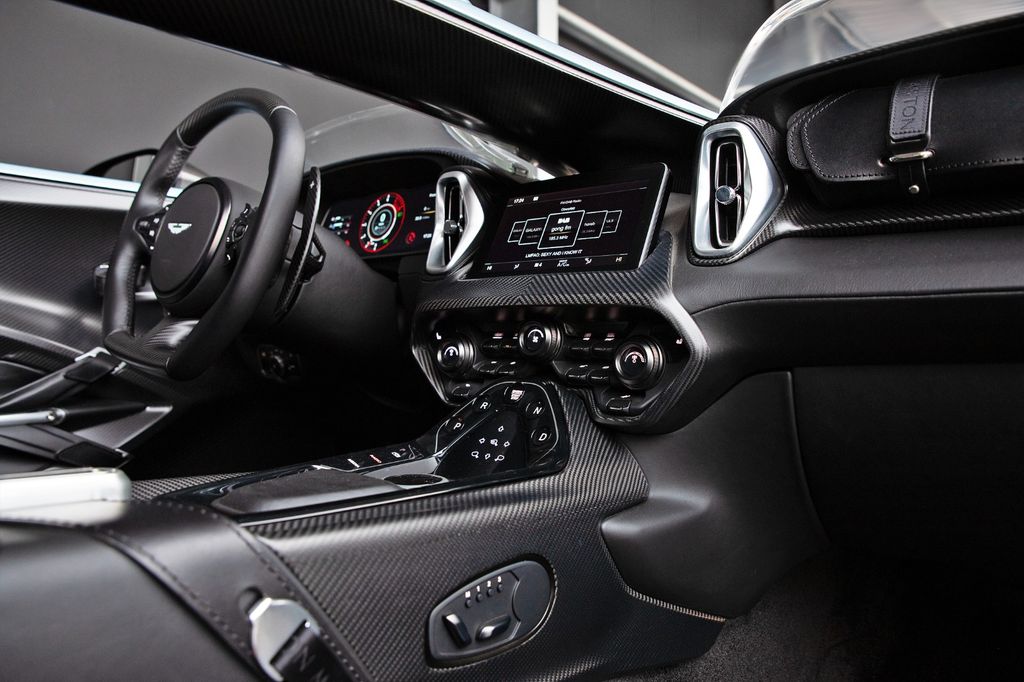 Aston Martin V12 Vantage 2025