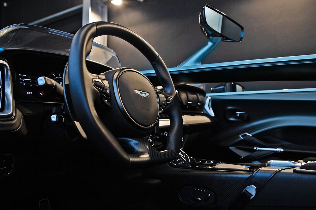 Aston Martin V12 Vantage 2025