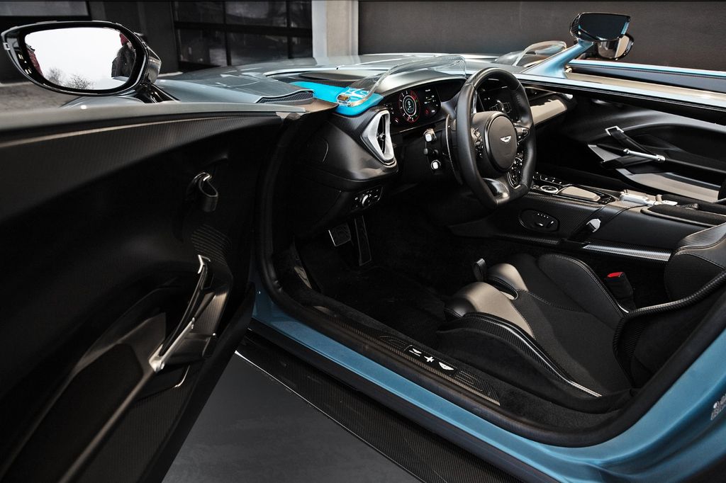 Aston Martin V12 Vantage 2025