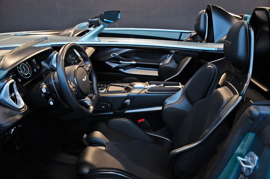 Aston Martin V12 Vantage 2025