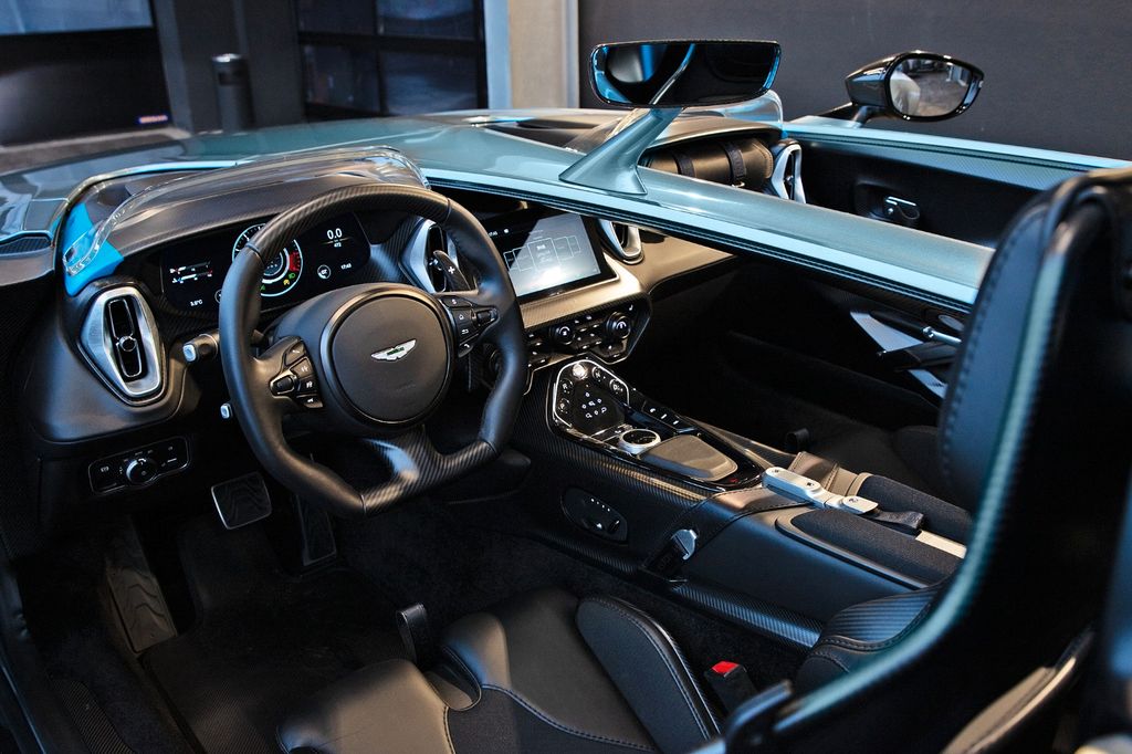 Aston Martin V12 Vantage 2025