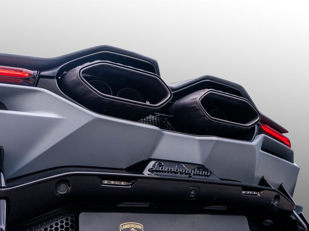 Lamborghini Revuelto 2024