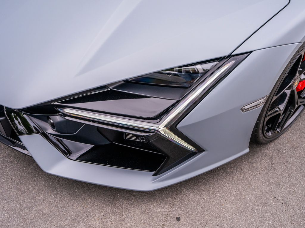 Lamborghini Revuelto 2024