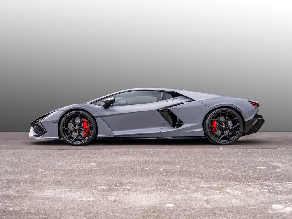 Lamborghini Revuelto 2024