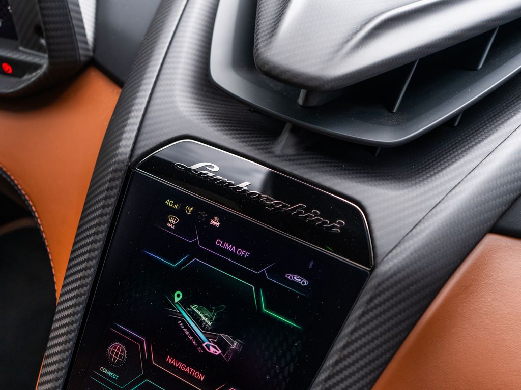 Lamborghini Revuelto 2024