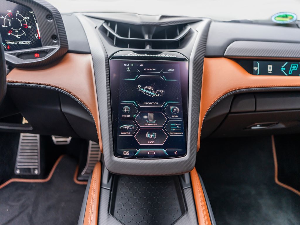 Lamborghini Revuelto 2024