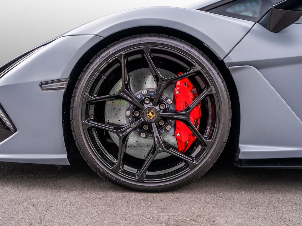 Lamborghini Revuelto 2024