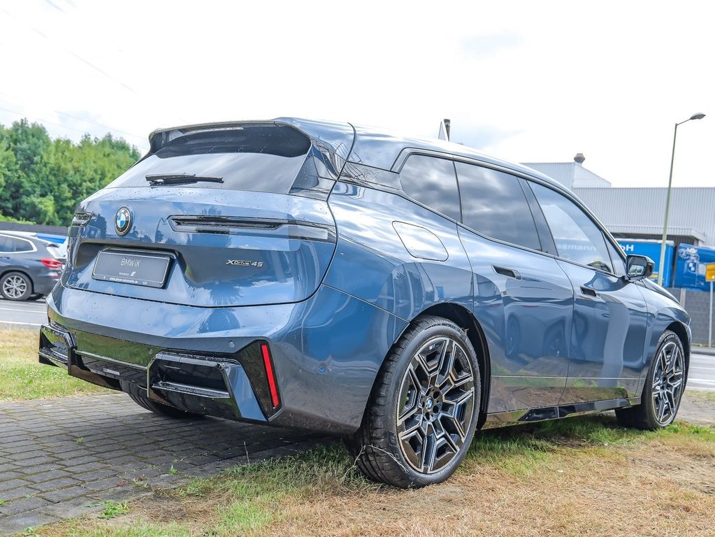 BMW iX