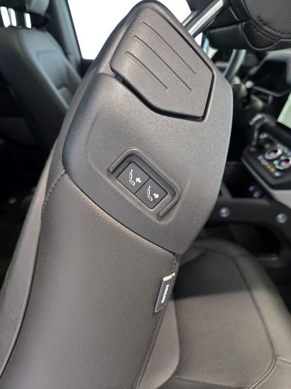 Land Rover Defender 2023