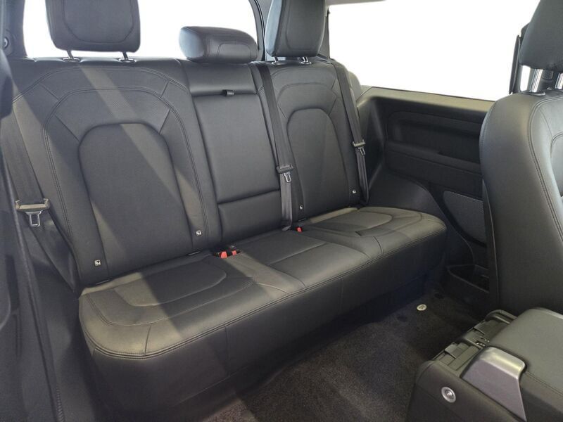 Land Rover Defender 2023