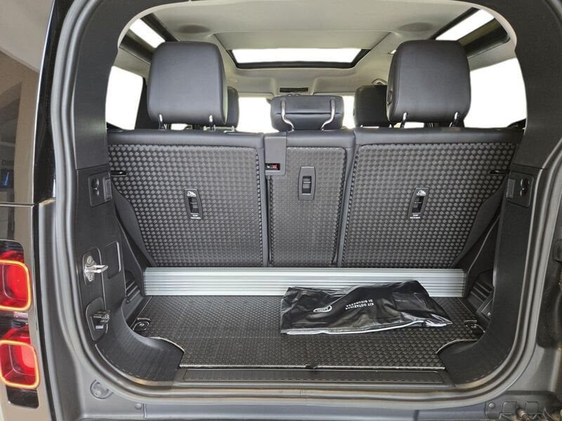 Land Rover Defender 2023