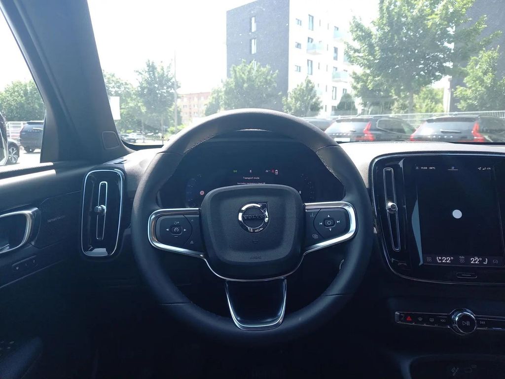 Volvo XC40 2025