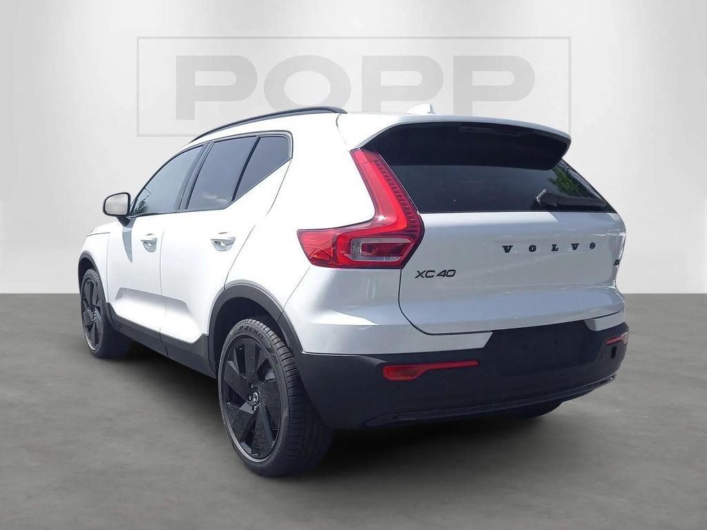 Volvo XC40 2025