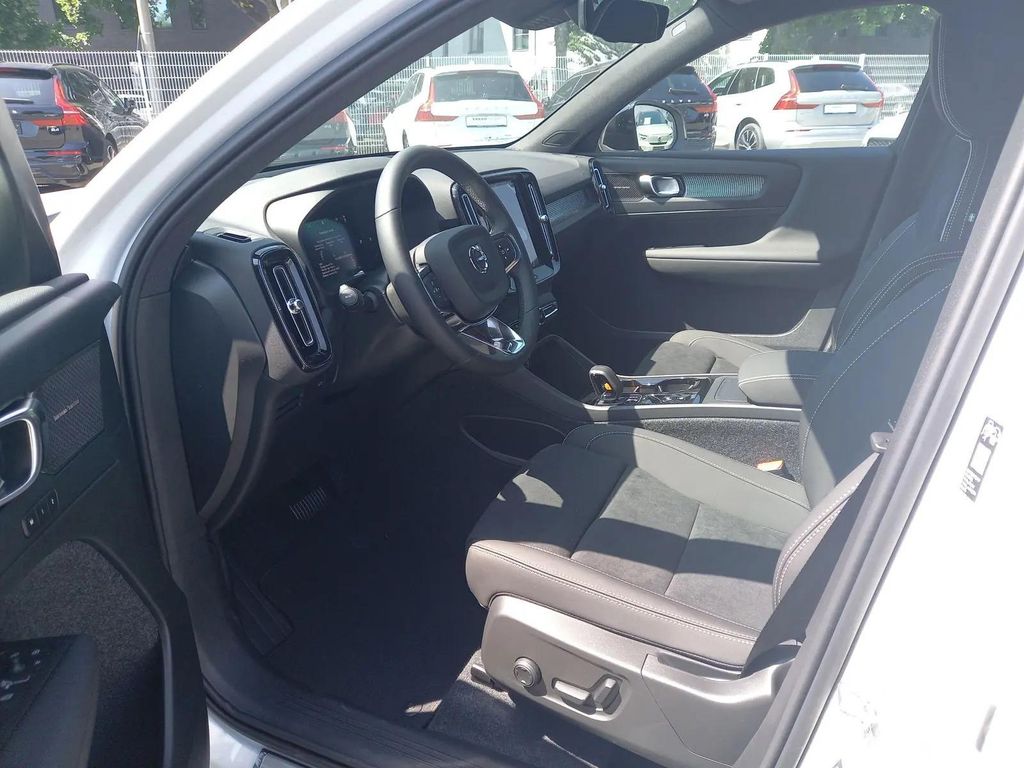 Volvo XC40 2025