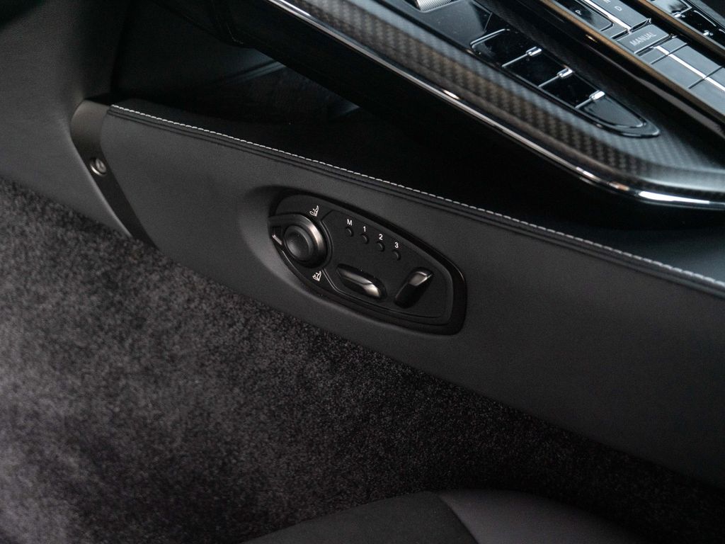 Aston Martin V8 Vantage 2024