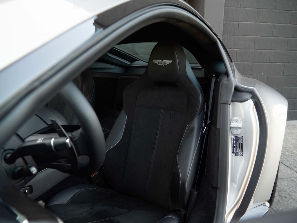 Aston Martin V8 Vantage 2024