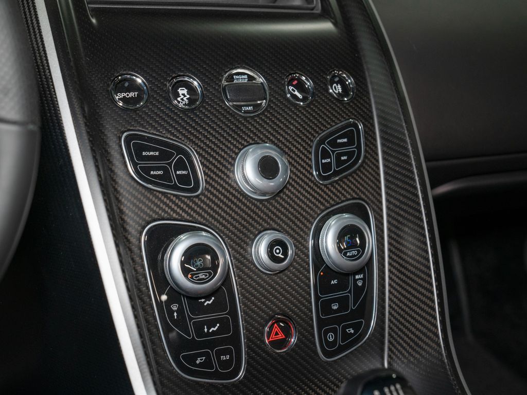 Aston Martin V12 Vantage 2019