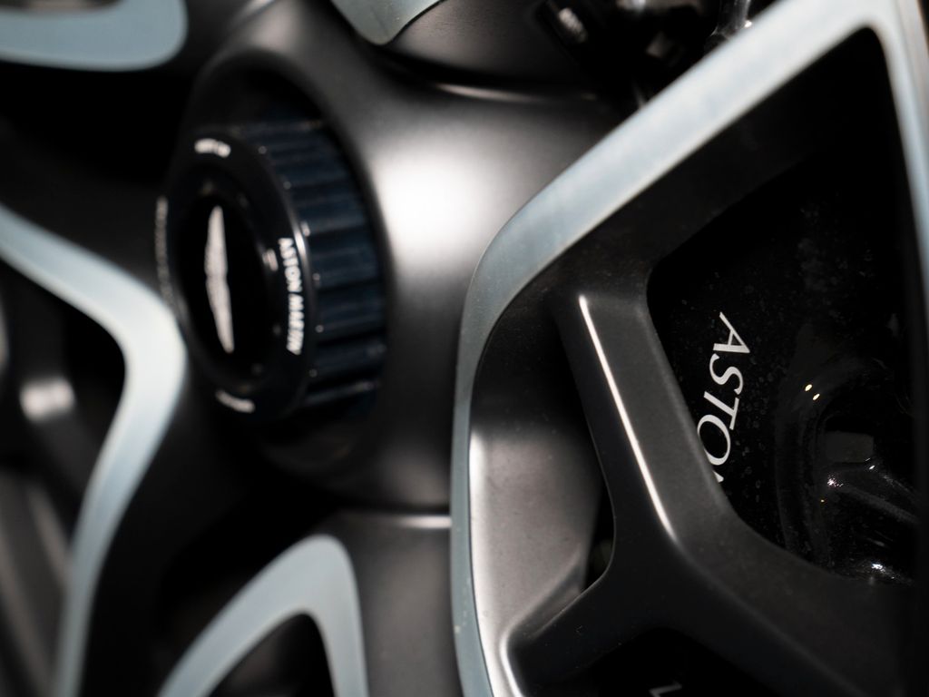 Aston Martin V12 Vantage 2019