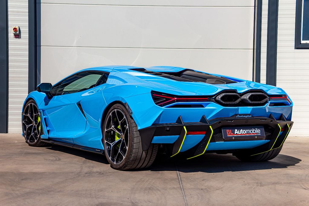 Lamborghini Revuelto 2024