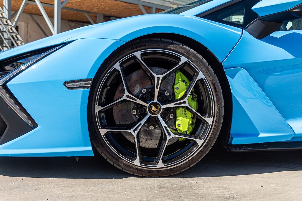 Lamborghini Revuelto 2024