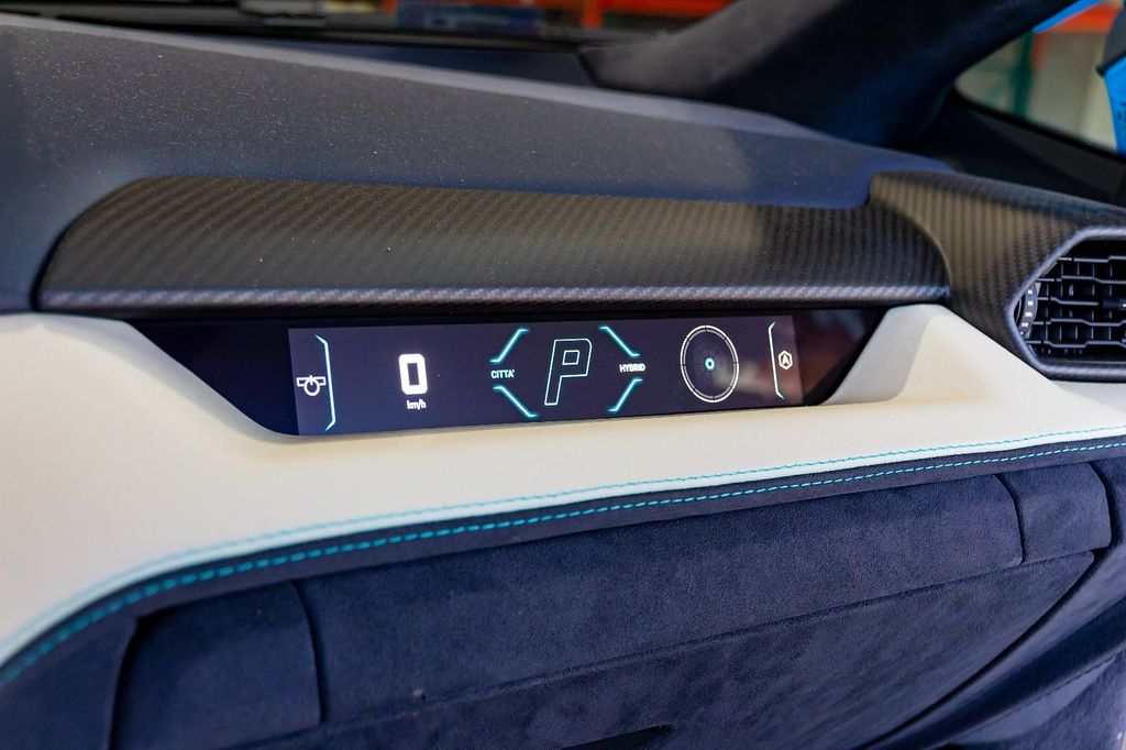 Lamborghini Revuelto 2024