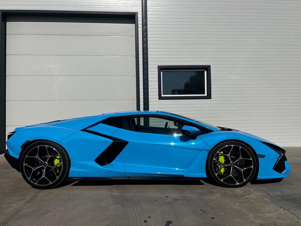 Lamborghini Revuelto 2024