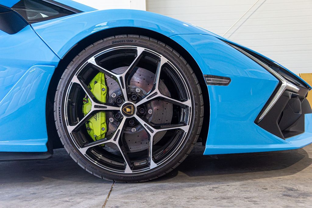 Lamborghini Revuelto 2024