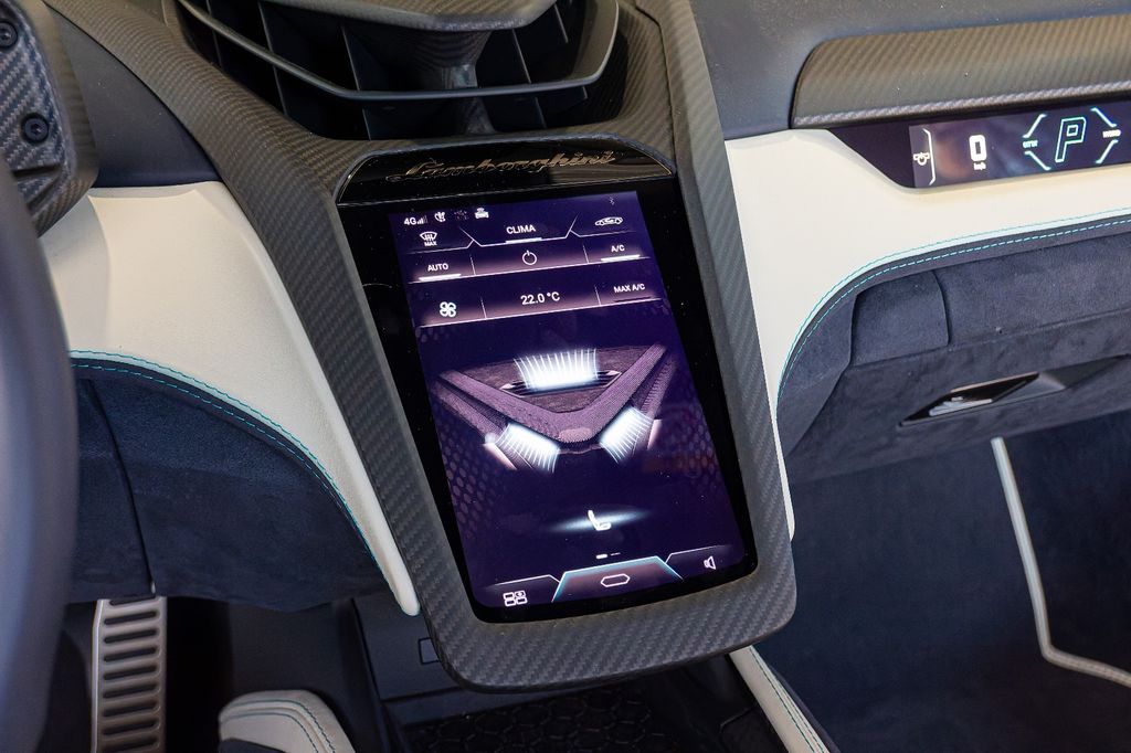 Lamborghini Revuelto 2024