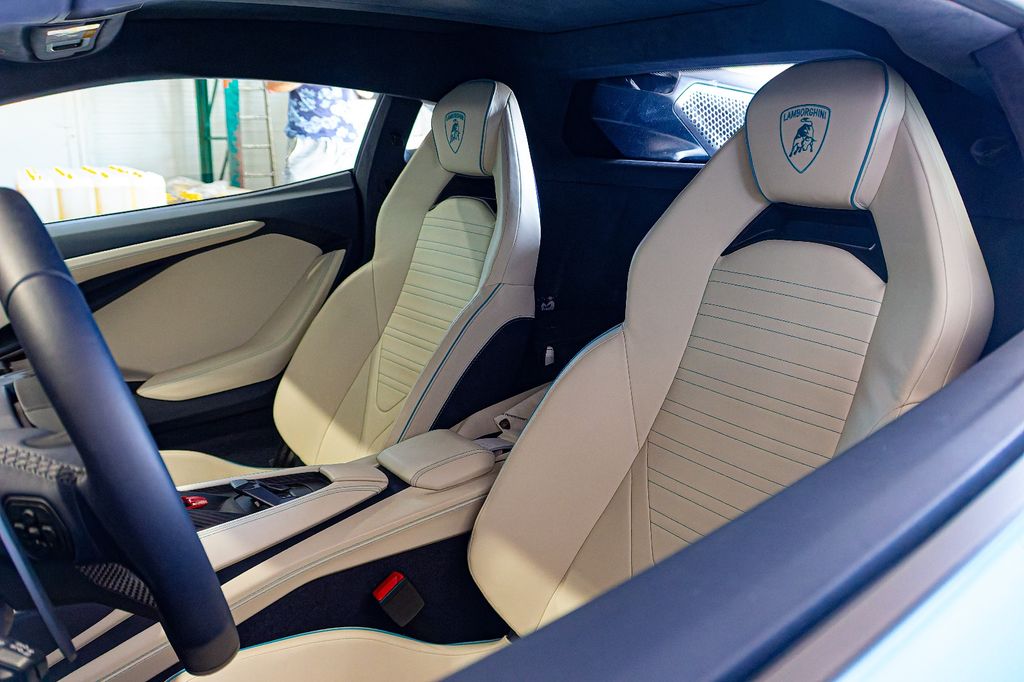 Lamborghini Revuelto 2024