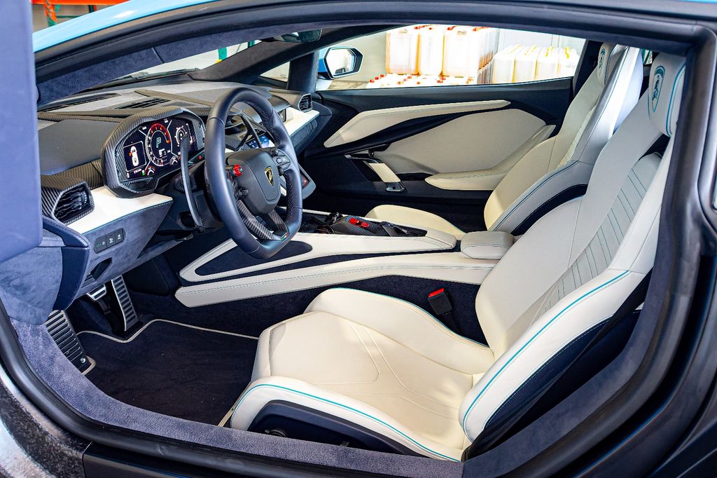 Lamborghini Revuelto 2024