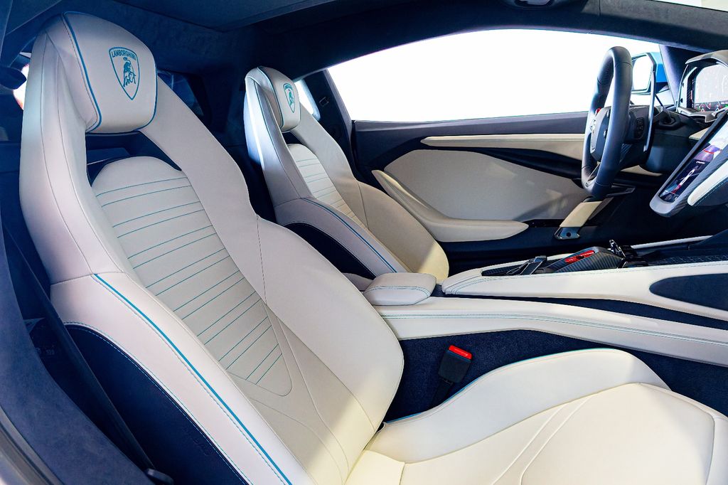 Lamborghini Revuelto 2024