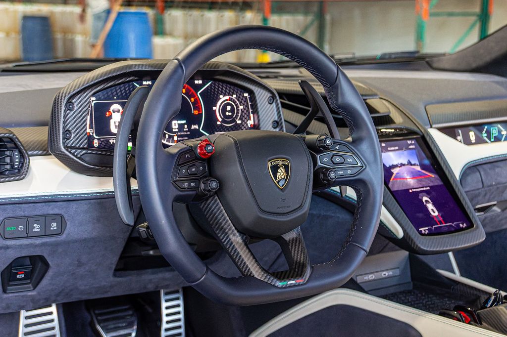 Lamborghini Revuelto 2024