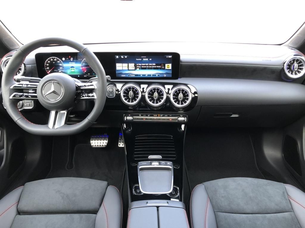 Mercedes-Benz CLA 180 2025