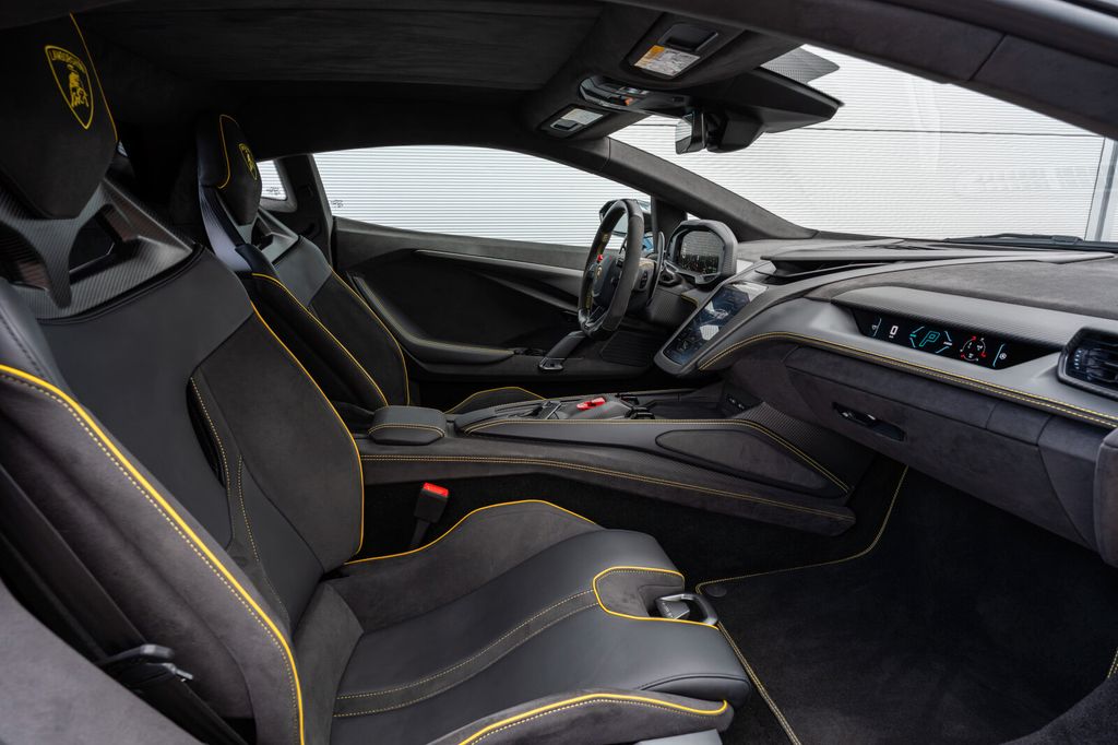 Lamborghini Revuelto 2025