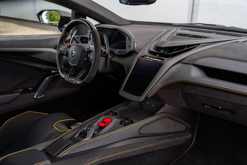 Lamborghini Revuelto 2025