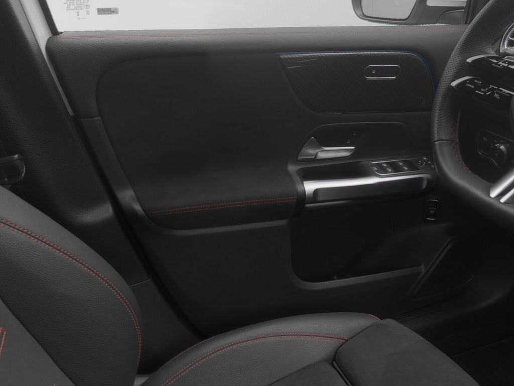 Mercedes-Benz GLB 200 2024