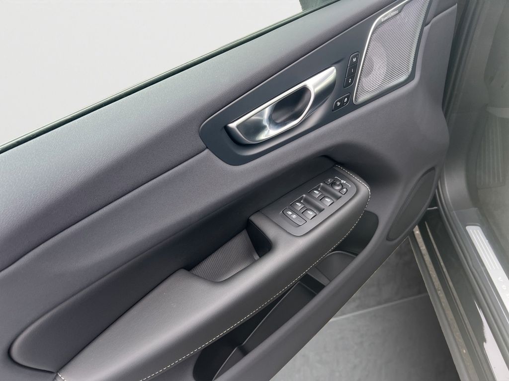 Volvo XC60 2025