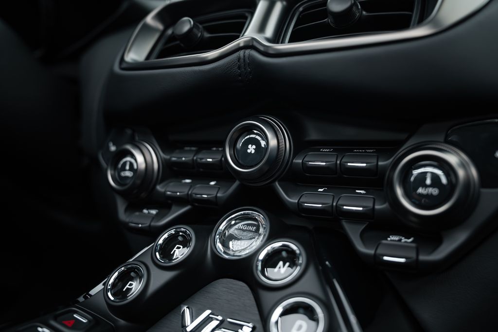 Aston Martin V12 Vantage 2023