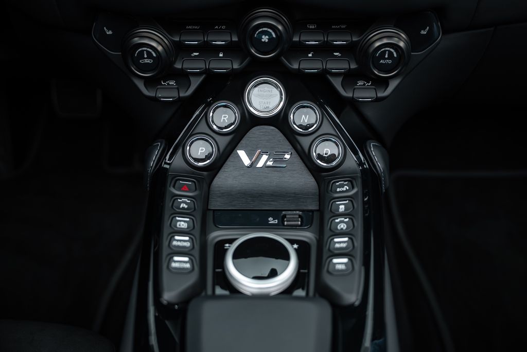 Aston Martin V12 Vantage 2023
