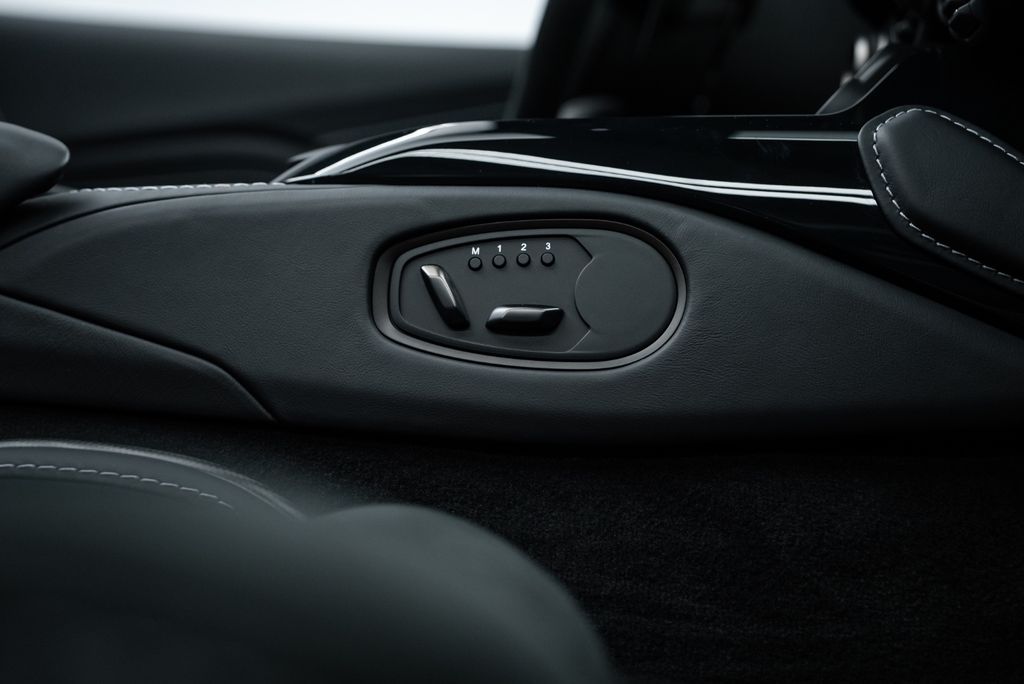 Aston Martin V12 Vantage 2023