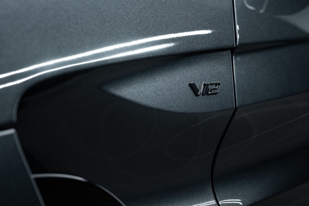 Aston Martin V12 Vantage 2023