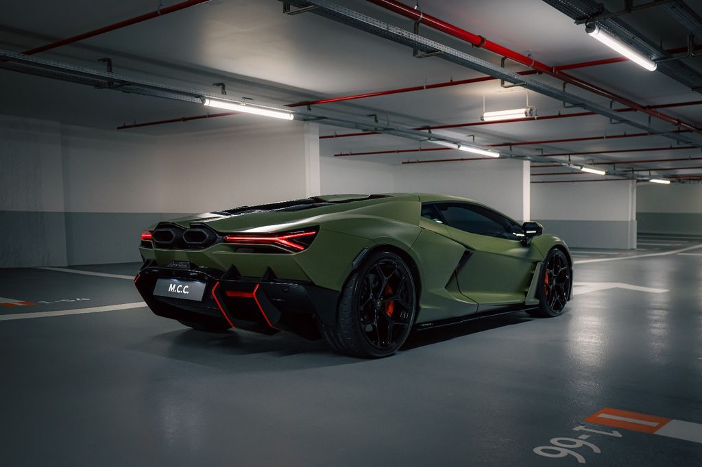 Lamborghini Revuelto 2024
