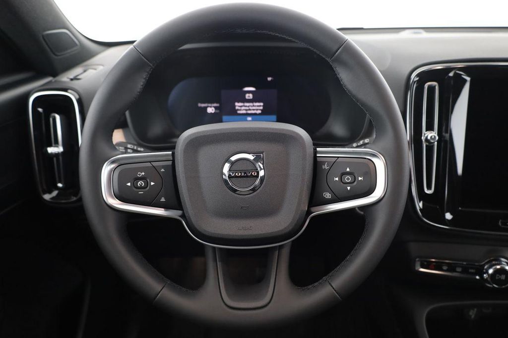 Volvo XC40 2025