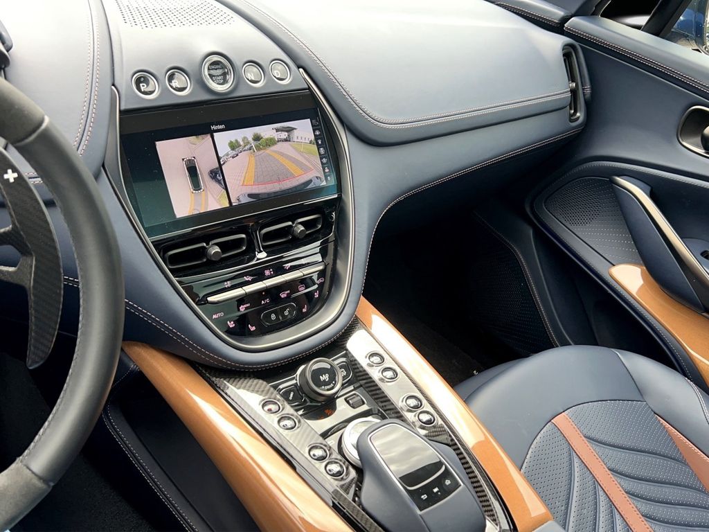 Aston Martin DBX 2023