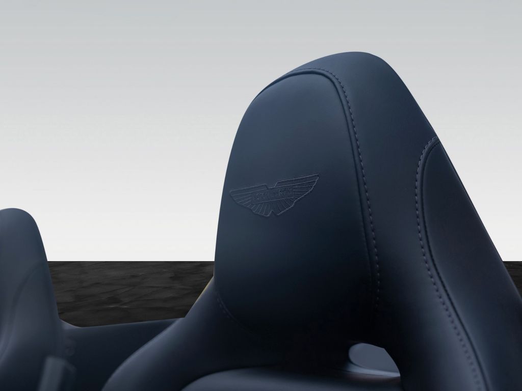 Aston Martin DB12 2024