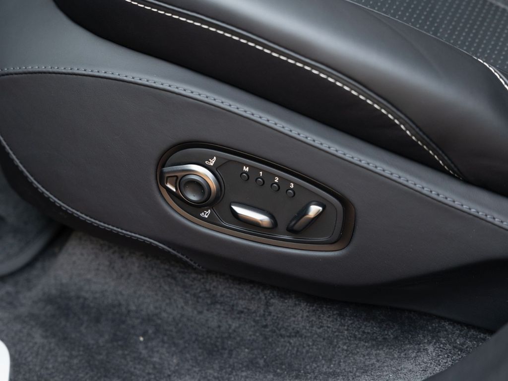 Aston Martin DBX 2025