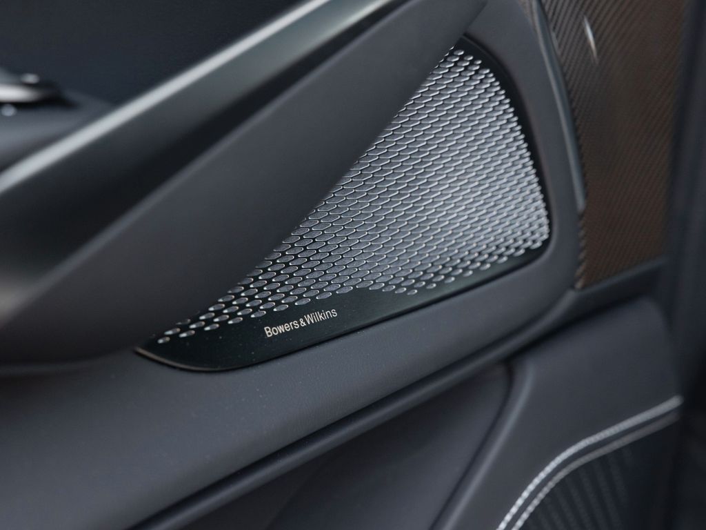 Aston Martin DBX 2025