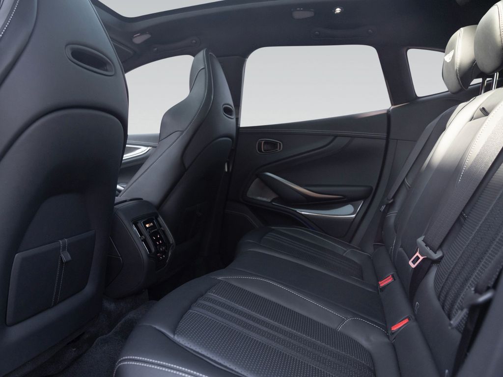 Aston Martin DBX 2025